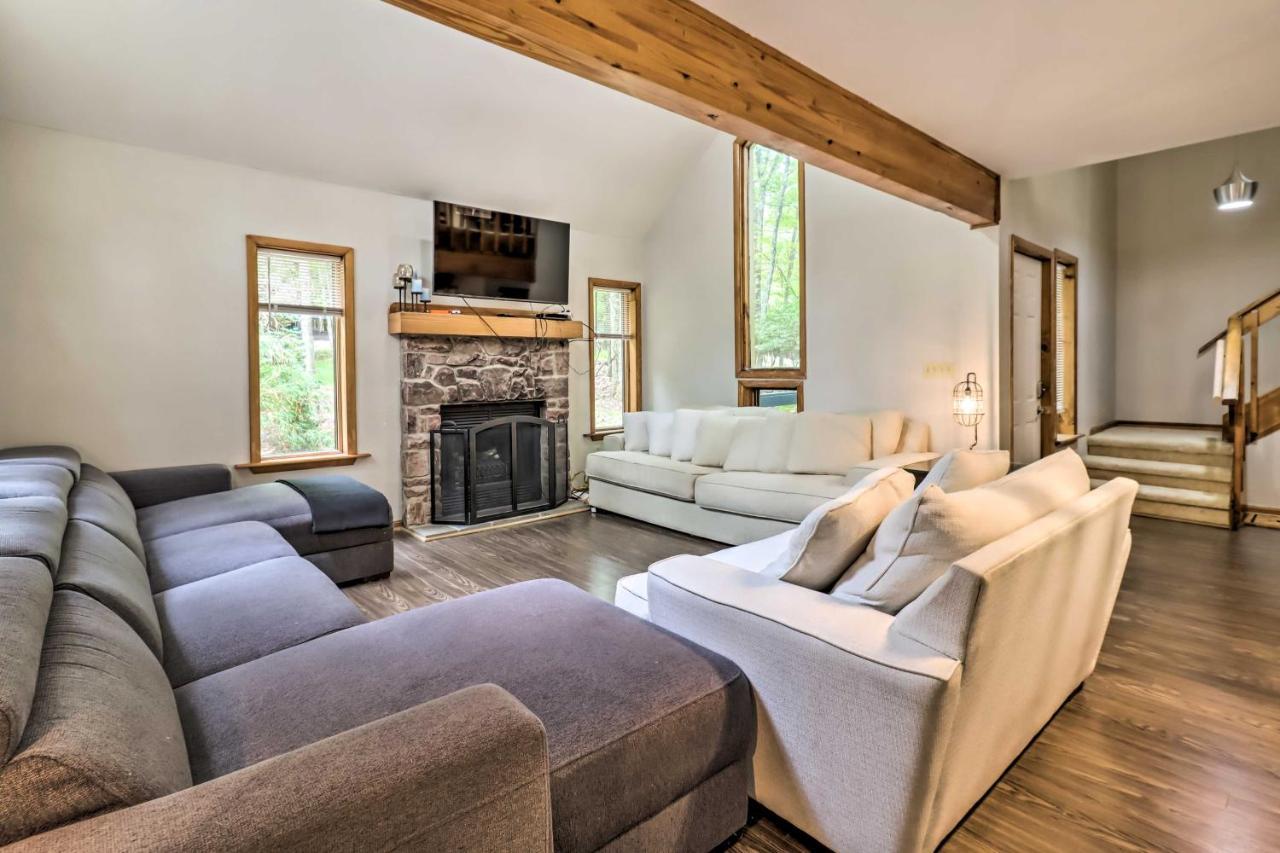 Peaceful Poconos With Hot Tub And Game Room!