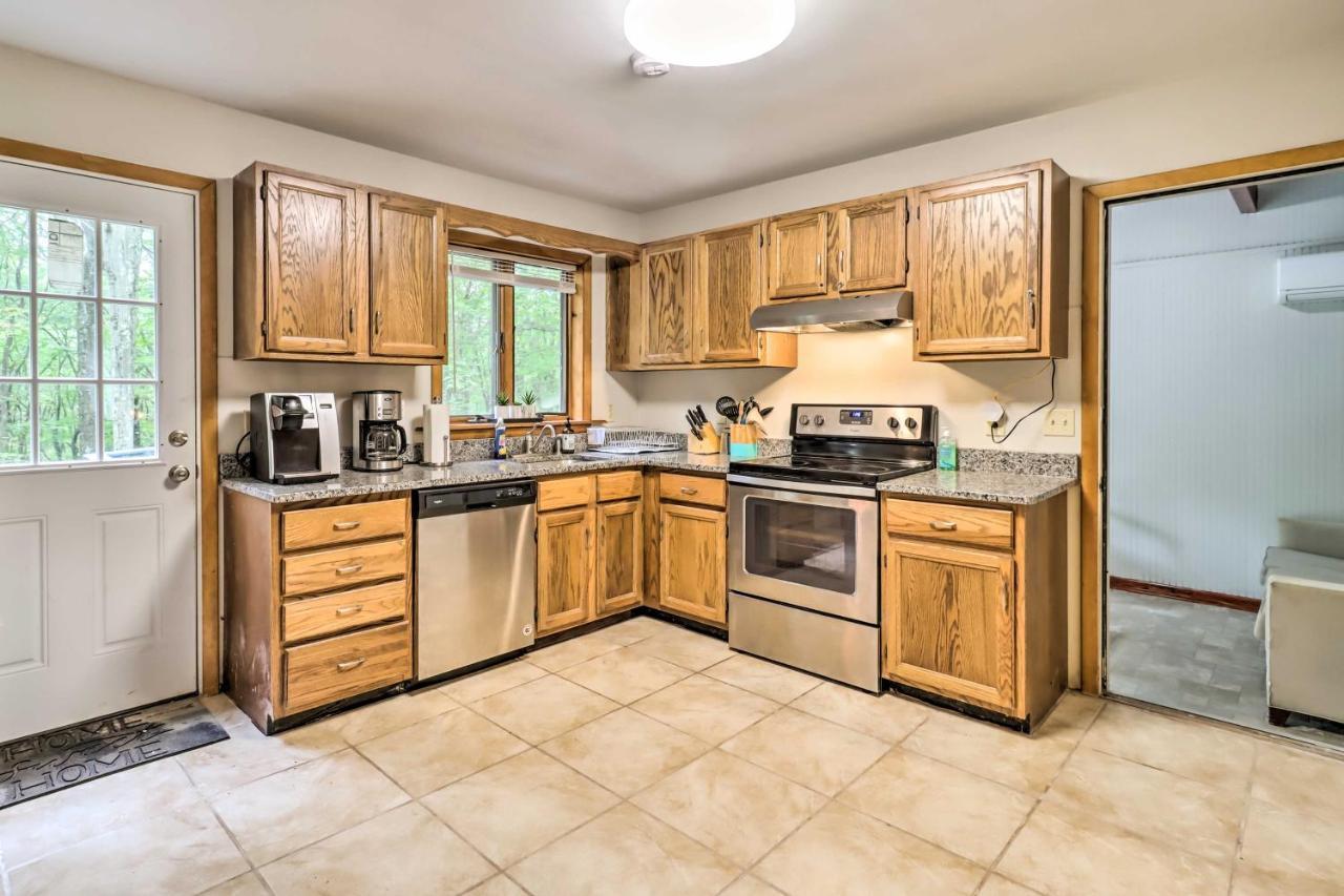 Holiday home Peaceful Poconos With Hot Tub And Game Room!