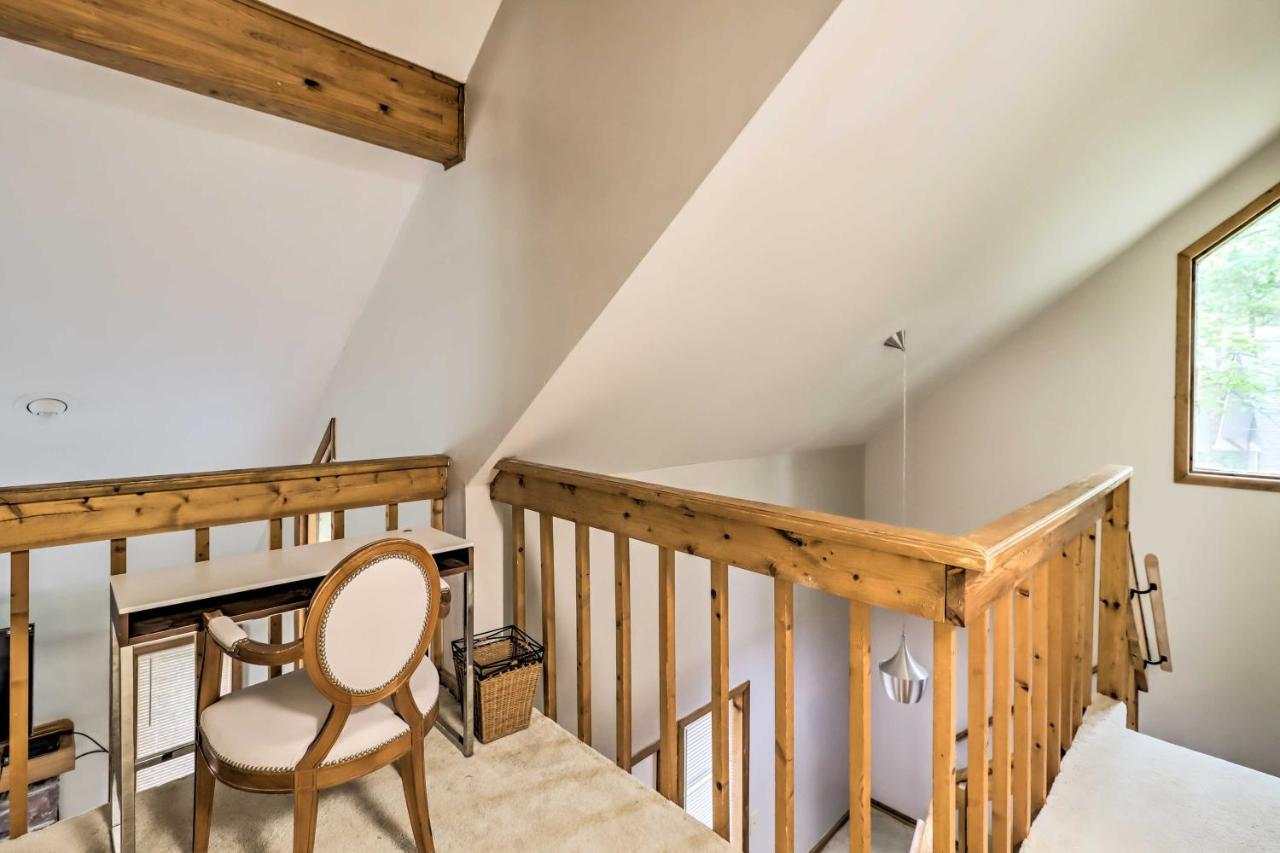 Peaceful Poconos With Hot Tub And Game Room!