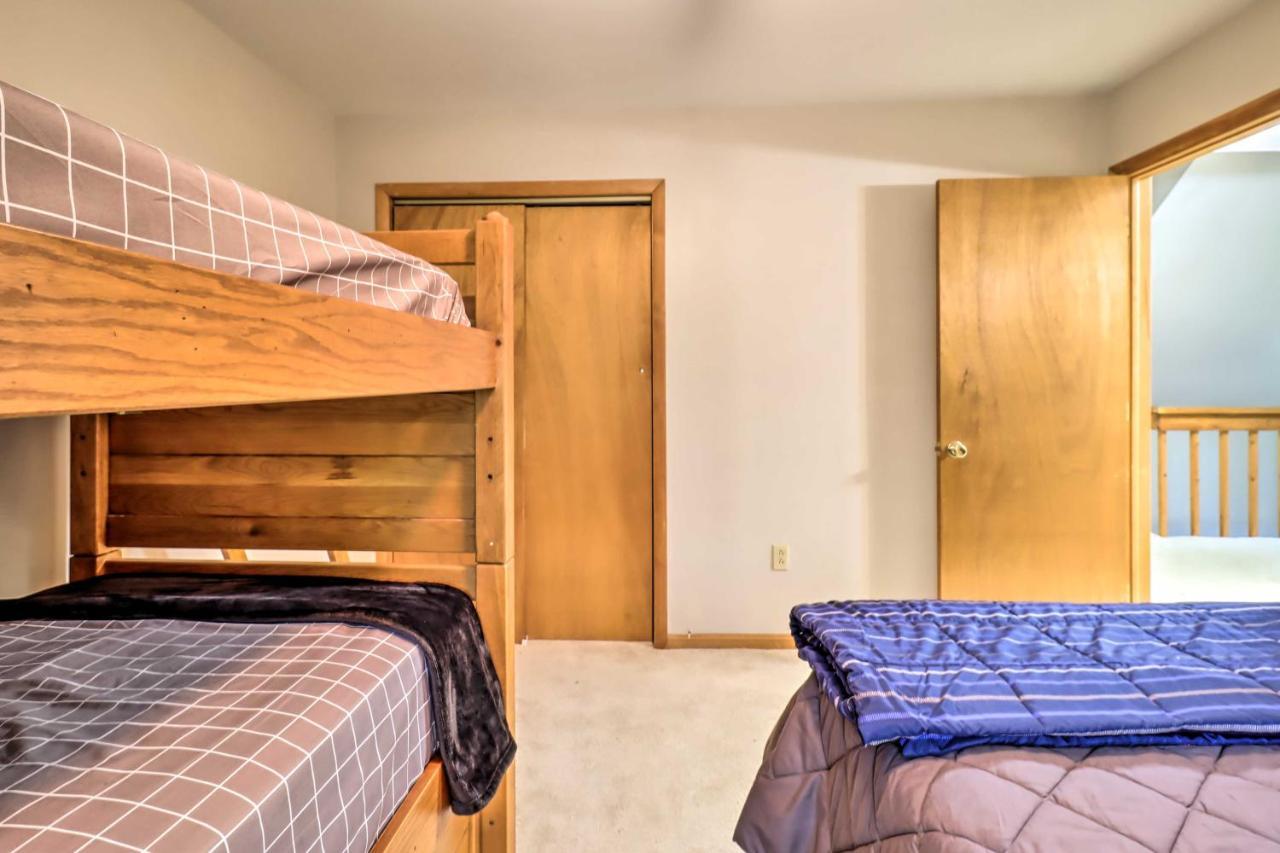 Peaceful Poconos With Hot Tub And Game Room! Holiday home Lake Harmony