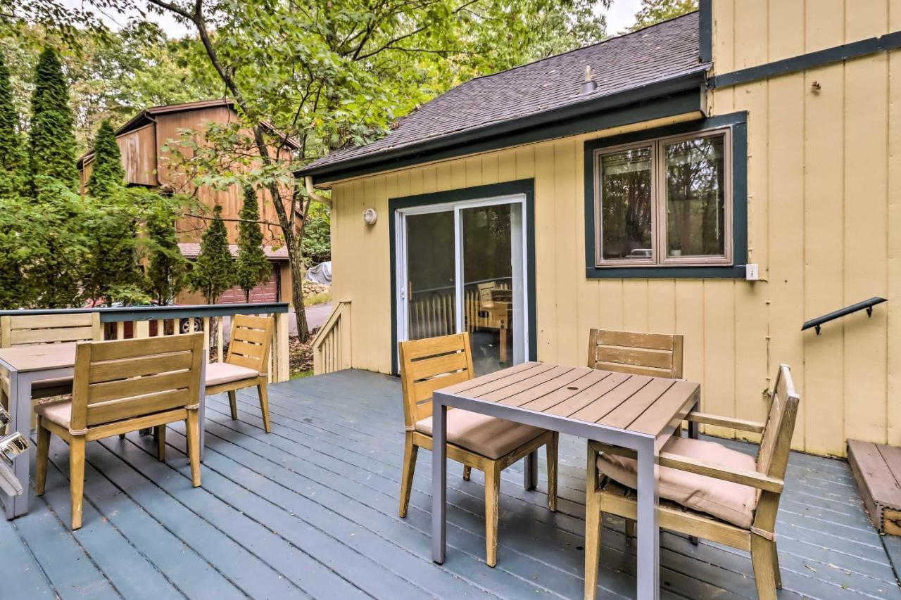 Peaceful Poconos With Hot Tub And Game Room! Holiday home Lake Harmony