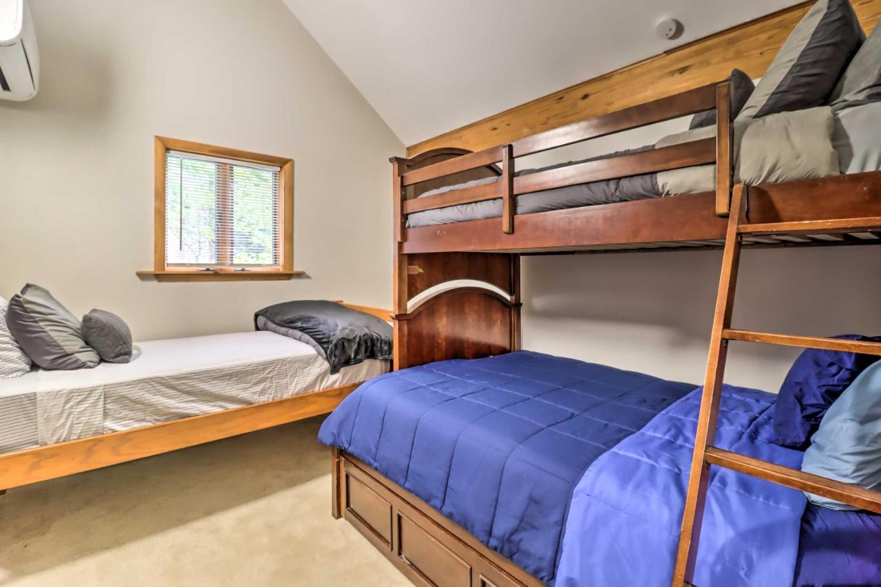 Peaceful Poconos With Hot Tub And Game Room!