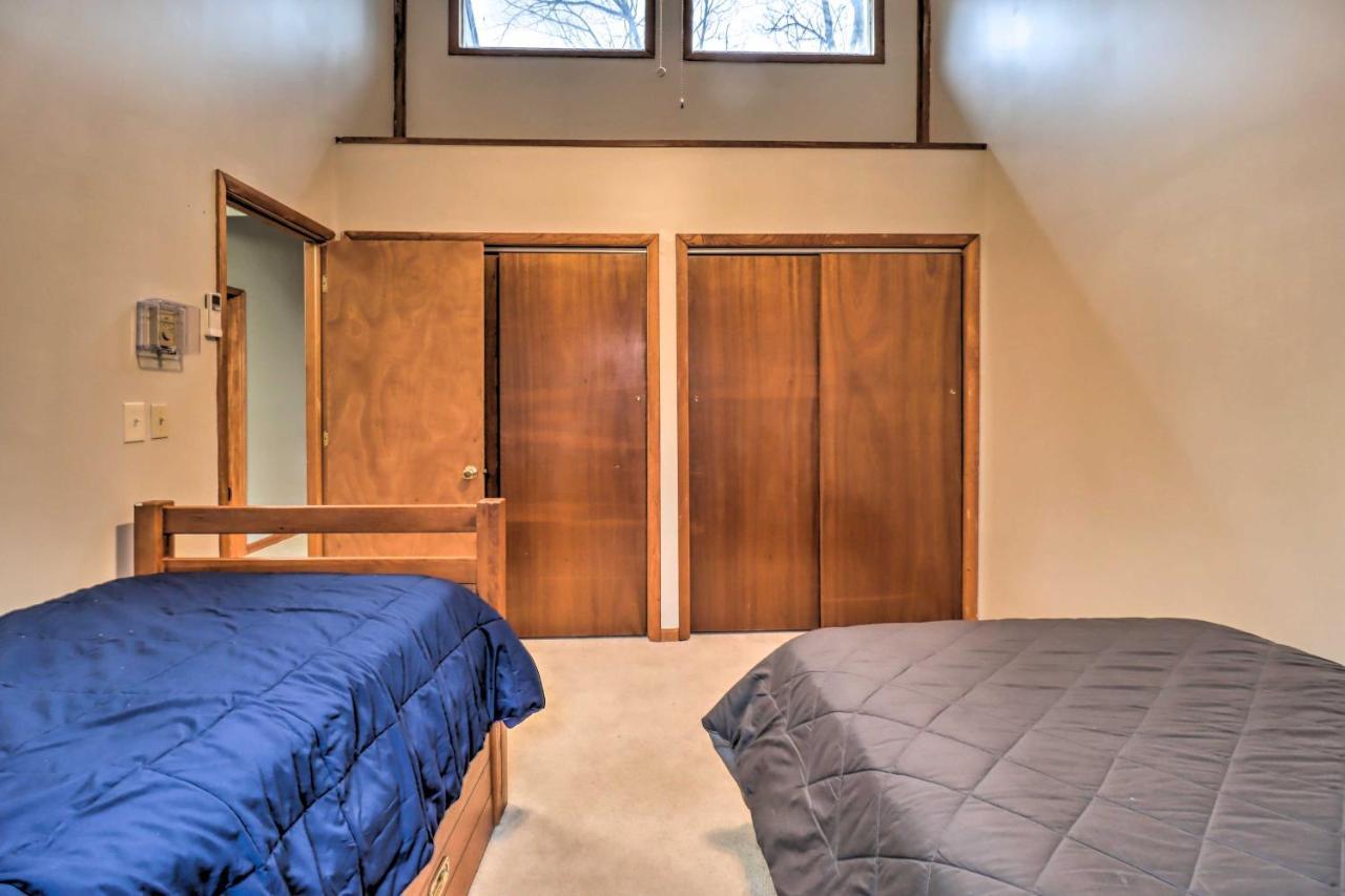 Peaceful Poconos With Hot Tub And Game Room! Holiday home Lake Harmony